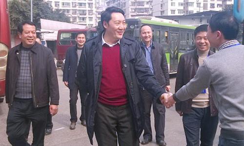  2015年交运集团董事长何宗海（左四）指导璧山分公司春运安全工作
